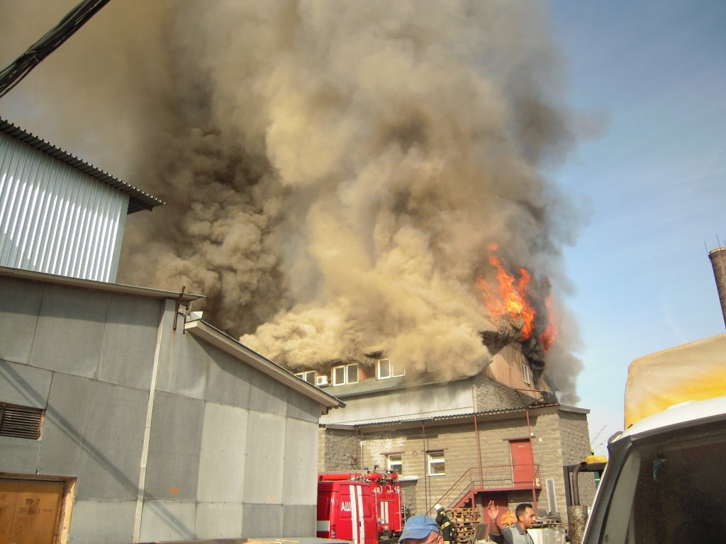 Пожар снова вспыхнул на территории фабрики в Новосибирске